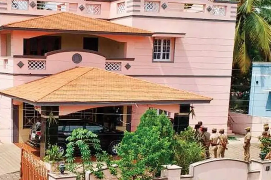 സാന്റിയാഗോ മാര്‍ട്ടിന്റെ സഹോദരനെയും ഭാര്യയെയും കെട്ടിയിട്ട് സ്വര്‍ണവും പണവും കവര്‍ന്നു