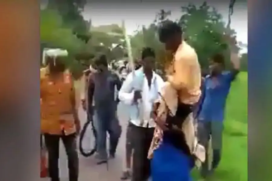 ഭര്‍ത്താവിനെ തോളിലേറ്റി നടുറോഡിലൂടെ നടന്ന് ഭാര്യ, നടത്തം നിര്‍ത്തിയാല്‍ അടി; വിചിത്രമായ ശിക്ഷ
