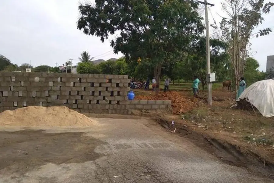 വെല്ലൂരില്നിന്ന് ആന്ധ്രയിലേക്കുള്ള സംസ്ഥാന പാത തമിഴ്നാട് മതില് കെട്ടി അടച്ചു