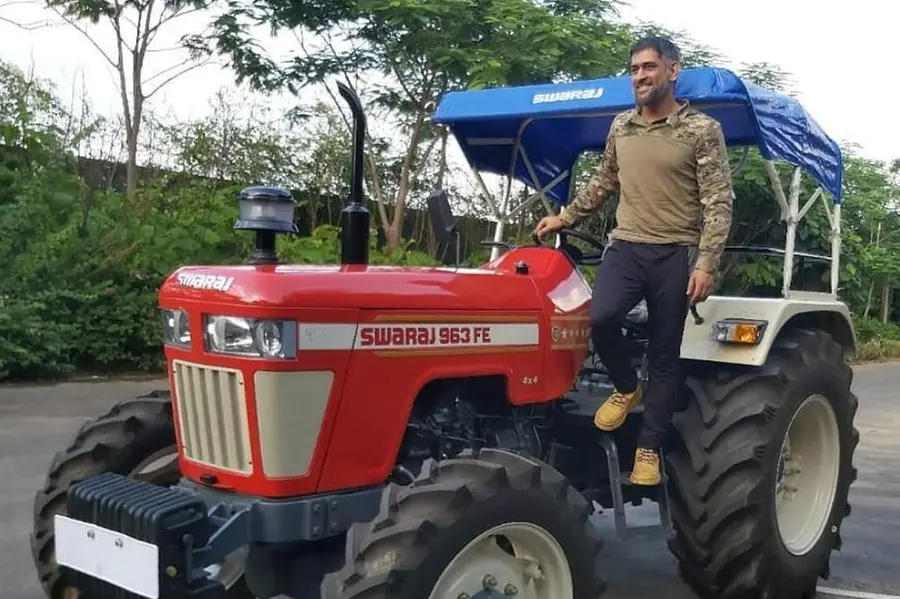 പുതിയ വണ്ടി പാടത്തേക്ക്, സ്വരാജ് ട്രാക്ടര് സ്വന്തമാക്കി ധോണി