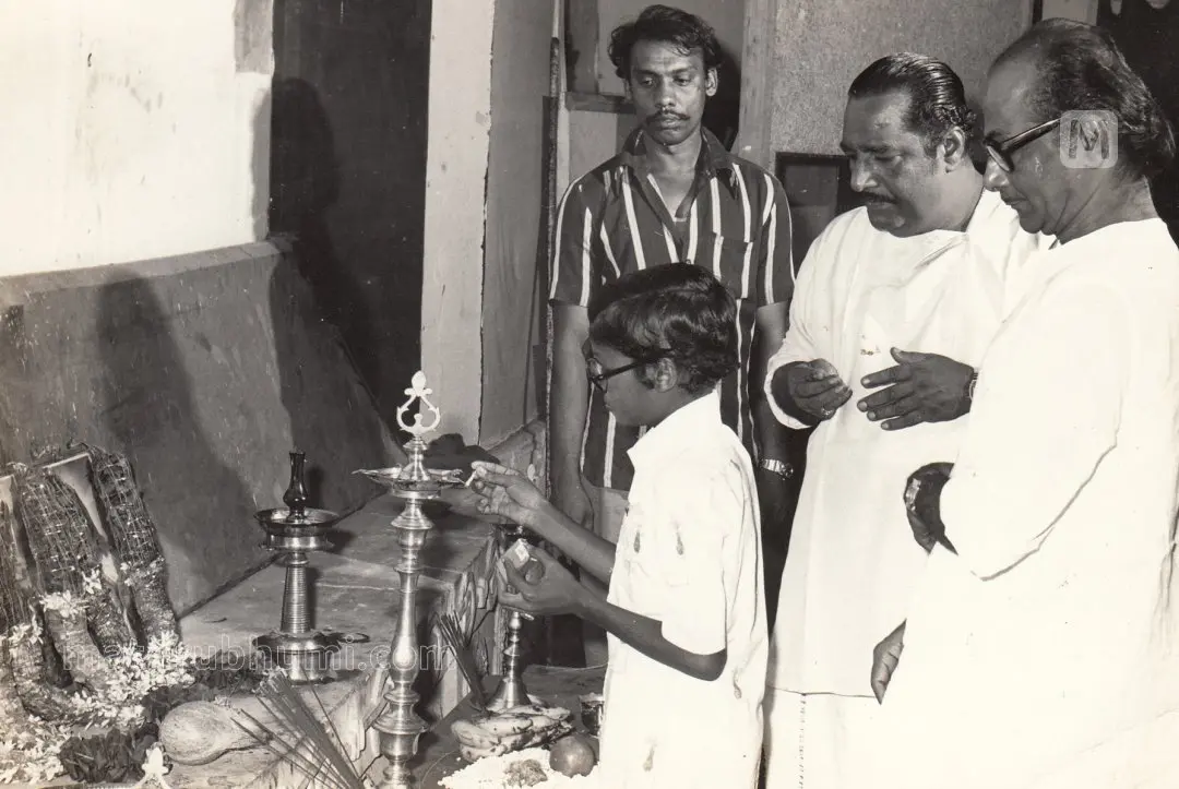 മലയാളചിത്രം ദേവദാസിയുടെ പൂജ ചടങ്ങില് നിന്ന്. അടൂര് പദ്മകുമാറിന്റെ മകന് മാസ്റ്റര് ശ്യാം കുമാറാണ് വിളക്ക് കൊളുത്തുന്നത്. ജെ. ശശികുമാറും സലില് ചൗധരിയും സമീപം.| Photo: Mathrubhumi LIbrary