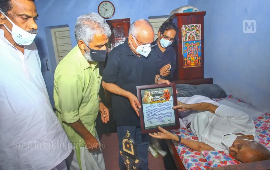 ഉണ്ണികൃഷ്ണൻ പുത്തൂർ സ്മാരക ട്രസ്റ്റിന്റെ പുത്തൂർ പുരസ്കാരം പാലക്കാട്ട് വെച്ച് മഹാകവി അക്കിത്തത്തിന് മാതൃഭൂമി മാനേജിംഗ് ഡയറക്ടർ എം.വി. ശ്രേയാംസ്കുമാർ എം.പി. സമർപ്പിക്കുന്നു | ഫോട്ടോ: പി.പി. രതീഷ് മാതൃഭൂമി