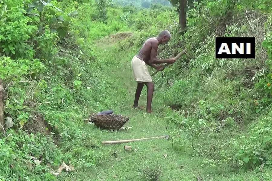 കാലികള് മേയുമ്പോള് ലോങ്കി ചാല് കുഴിക്കും: 3 കി.മി റെഡിയാകാന് 30 കൊല്ലം, ഗ്രാമത്തില് വെള്ളമെത്തി
