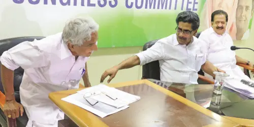 കോൺഗ്രസ് നേതാക്കളായ ഉമ്മൻ ചാണ്ടി, മുല്ലപ്പള്ളി രാമചന്ദ്രൻ, രമേശ്  ചെന്നിത്തല (ഫയൽ ചിത്രം)| ഫോട്ടോ: മാതൃഭൂമി