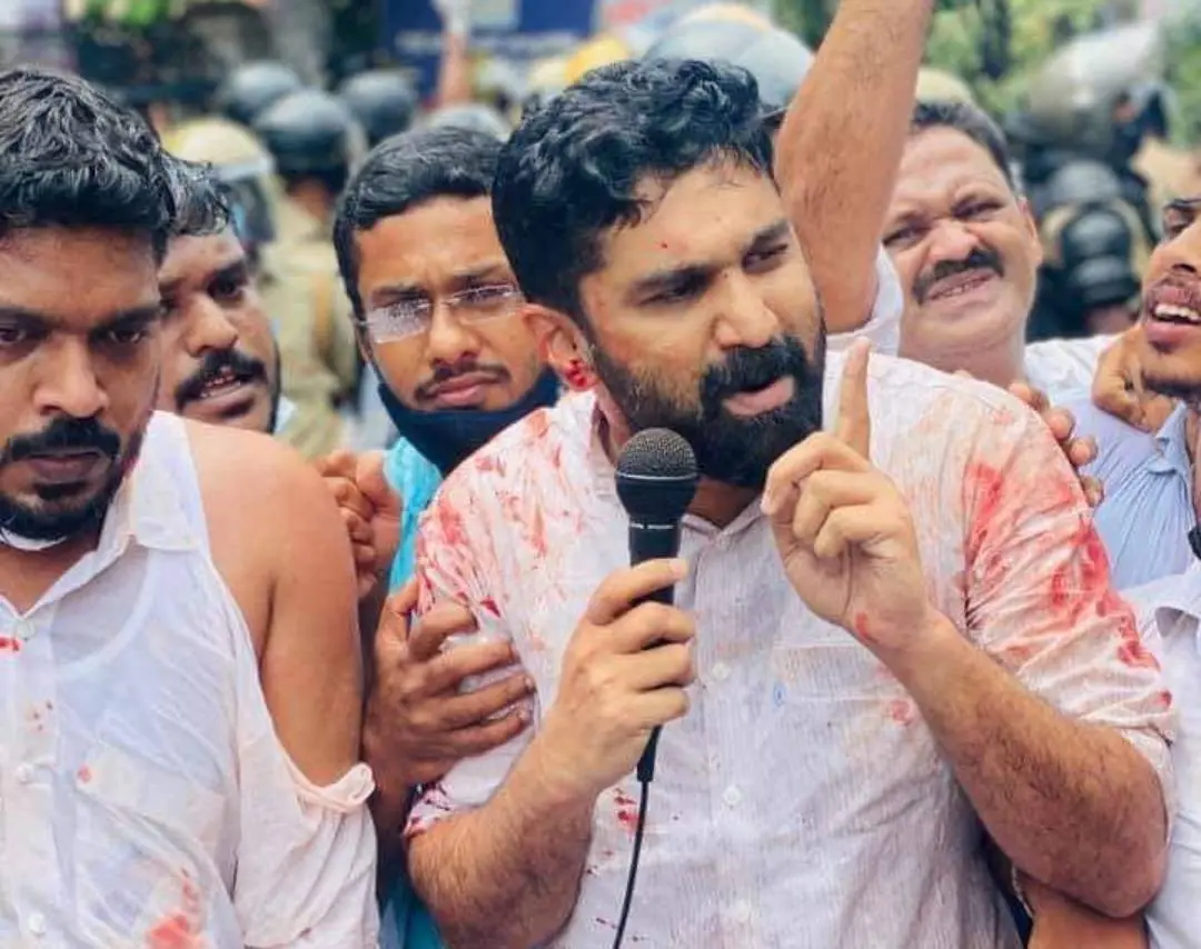 കെ.ടി.ജലീലിന്റെ രാജി ആവശ്യപ്പെട്ട് പാലക്കാട് നടന്ന യൂത്ത് കോണ്ഗ്രസ് പ്രതിഷേധത്തിനിടയില് വി.ടി.ബല്റാം സംസാരിക്കുന്നു | Photo: facebook.com|shafiparambilmla