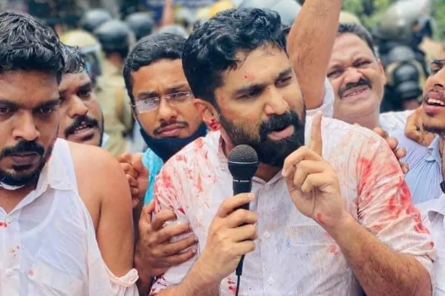 പാലക്കാട്ട് സമരത്തെ അടിച്ചൊതുക്കി പോലീസ്; ചോരയിൽ കുളിച്ച് വി.ടി ബൽറാം