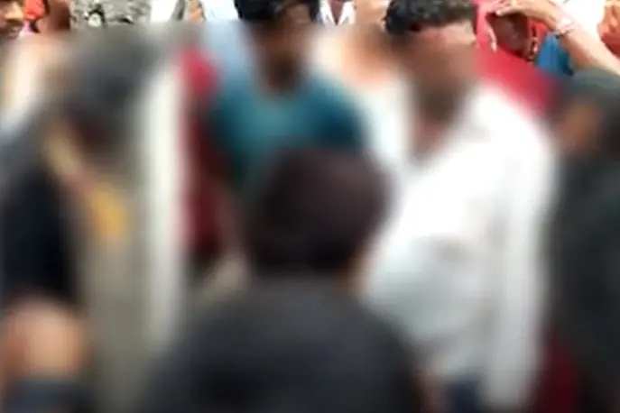 രഹസ്യബന്ധം ആരോപിച്ച് യുവതിയെയും യുവാവിനെയും വൈദ്യുതി തൂണില് കെട്ടിയിട്ട് മര്ദിച്ചു