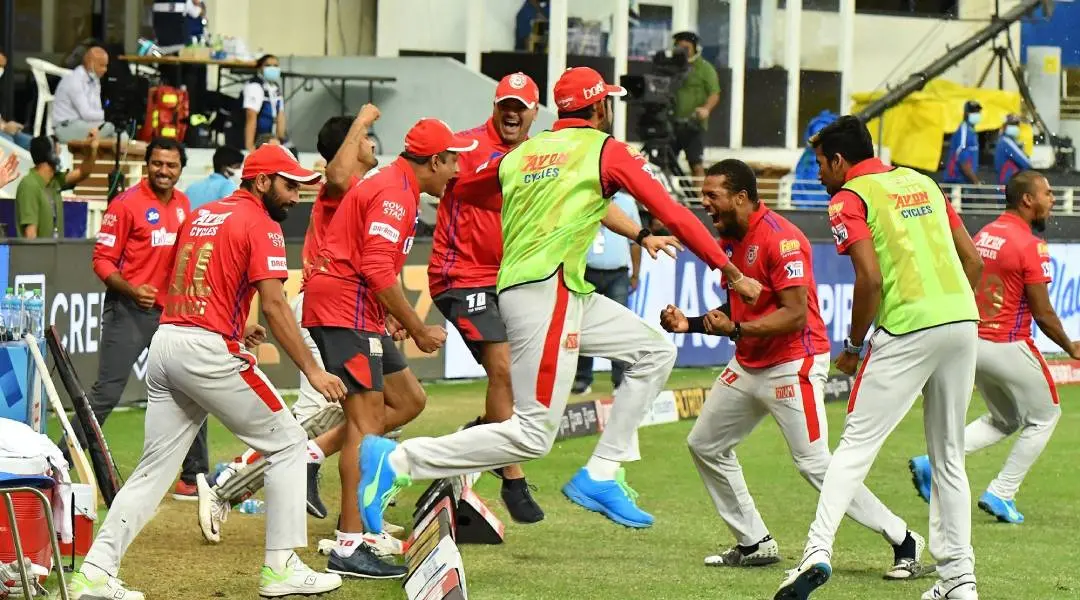 സൂപ്പര് ഓവര് വിജയം ആഘോഷിക്കുന്ന കിങ്സ് ഇലവന് പഞ്ചാബ് ക്യാമ്പ് | Photo:iplt20.com