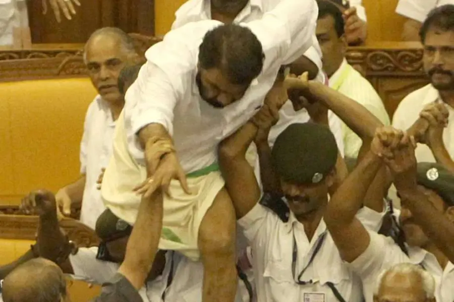 നിയമസഭയിലെ കയ്യാങ്കളി: മന്ത്രിമാരടക്കമുള്ള പ്രതികള്‍ 28ന് ഹാജരാകണം, കര്‍ശന നിര്‍ദേശം
