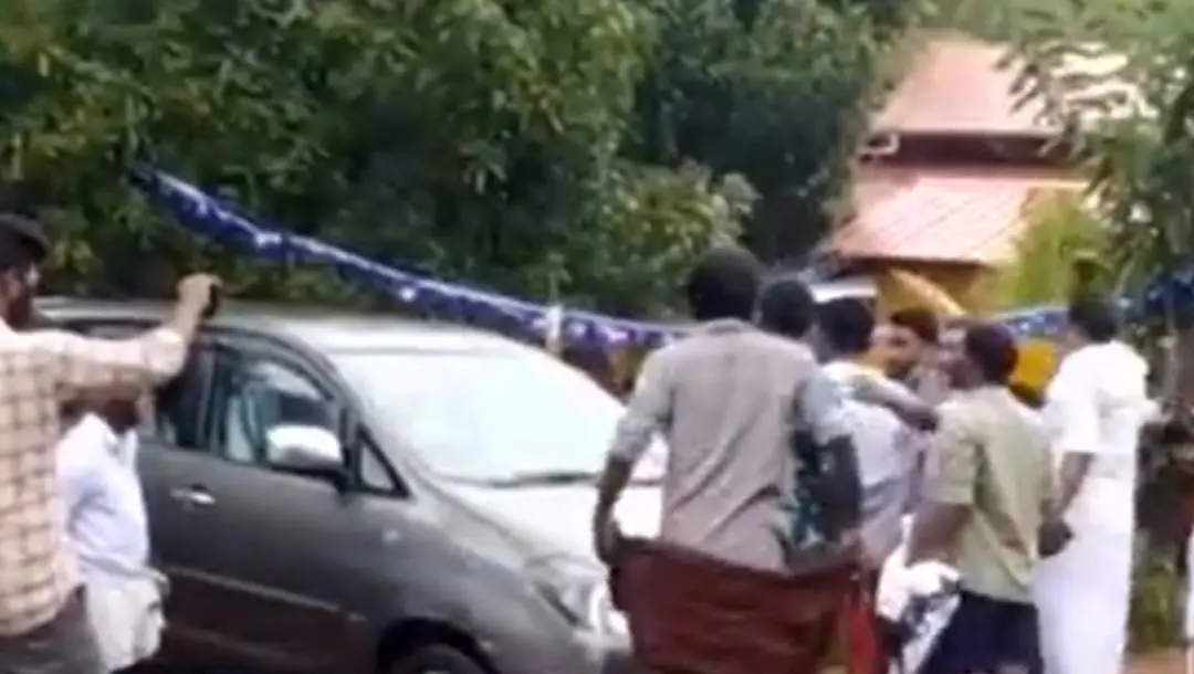 കോവൂര്‍ കുഞ്ഞുമോന്‍ എംഎല്‍എയുടെ വാഹനം യൂത്ത് കോണ്‍ഗ്രസ് പ്രവര്‍ത്തകര്‍ തടഞ്ഞപ്പോള്‍ | Photo: Screengrab from Mathrubhumi News