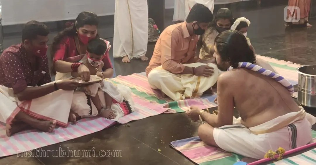തിരുവനന്തപുരം ആറ്റുകാല് ദേവി ക്ഷേത്രത്തിലെ വിദ്യാരംഭചടങ്ങില് നിന്ന് | ഫോട്ടോ:ജി.ബിനുലാല് മാതൃഭൂമി