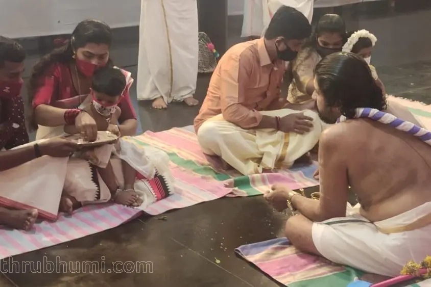 ഇന്ന് വിജയദശമി; അറിവിന്റെ ആദ്യക്ഷരം കുറിച്ച് കുരുന്നുകള്