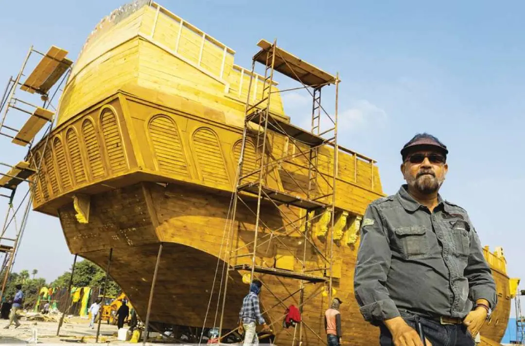 മരയ്ക്കാർ: അറബിക്കടലിന്റെ സിംഹം എന്ന സിനിമയ്ക്കുവേണ്ടി നിർമിച്ച കപ്പലിന്റെ പശ്ചാത്തലത്തിൽ സാബു സിറിൽ | Photo:Shalu Peyad