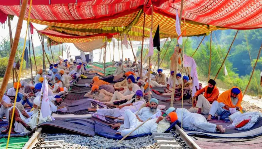 റെയില്വേ ട്രാക്കില് കര്ഷക പ്രതിഷേധം | Photo: PTI