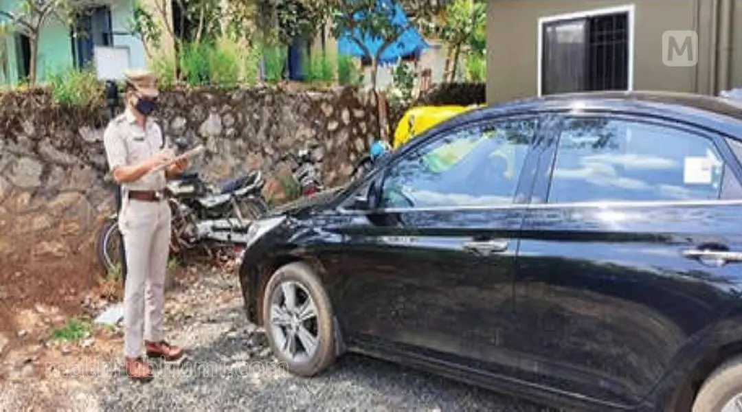 മോറിസ് കോയിന് ഇന്വെസ്റ്റ്മെന്റ് പ്ലാന് 300 എന്ന മണിചെയിന് പണമിടപാടുമായി ബന്ധപ്പെട്ട് കമ്പനി എം.ഡി നിഷാദ് കിളിയിടുക്കിലിന്റെ വീട്ടില്നിന്ന് പോലീസ് കസ്റ്റഡിയിലെടുത്ത കാര് | ഫോട്ടോ: മാതൃഭൂമി
