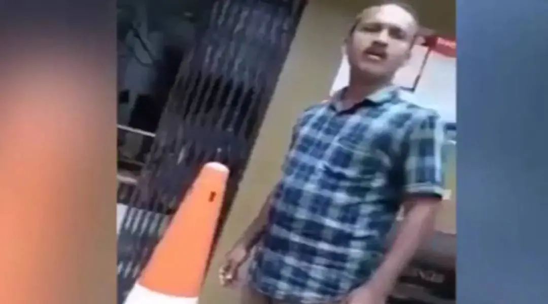 ഗൃഹനാഥനെയും മകളെയും അധിക്ഷേപിച്ച് സംസാരിക്കുന്ന എ.എസ്.ഐ. ഗോപകുമാര്. സാമൂഹികമാധ്യമങ്ങളില് പ്രചരിച്ച ദൃശ്യങ്ങളില്നിന്ന്.