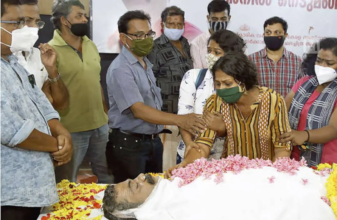 ഭാരത് ഭവനിൽ പൊതുദർശനത്തിന് വെച്ച ചലച്ചിത്രനടൻ അനിൽ പി. നെടുമങ്ങാടിന്റെ ഭൗതികശരീരത്തിൽ അന്തിമോപചാരം അർപ്പിക്കുന്ന സഹപ്രവർത്തകർ