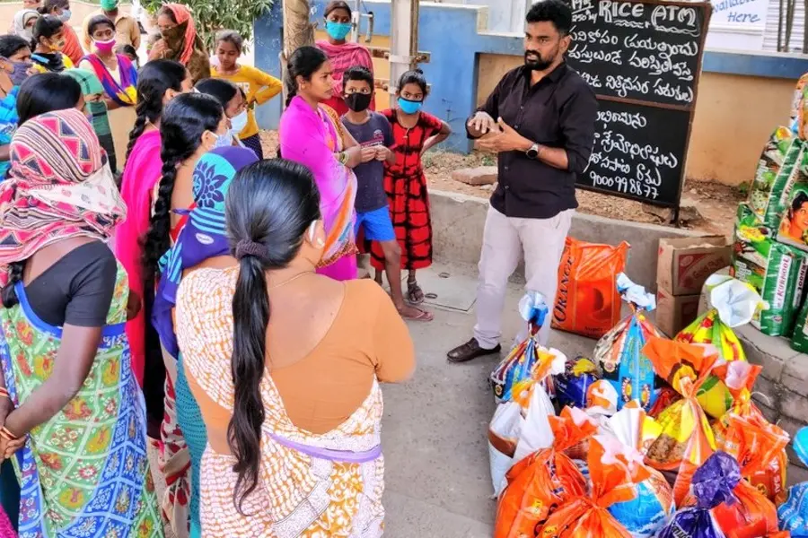 വീട് പിന്നീട് വെക്കാം, ഇപ്പോള് അന്നമൂട്ടാം; 38 ലക്ഷം ചെലവഴിച്ച് പാവങ്ങളുടെ വിശപ്പകറ്റുന്ന യുവാവ്