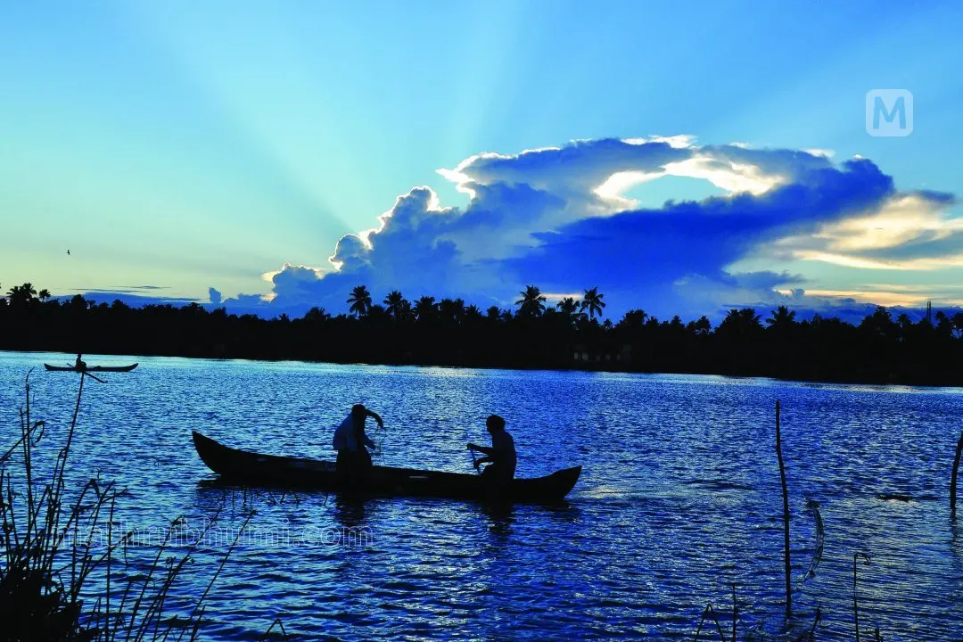 കാക്കത്തുരുത്തിലെ അസ്തമയക്കാഴ്