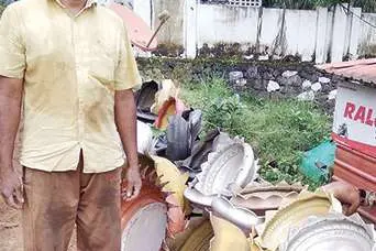 കൊറോണയോടെ പഞ്ചറൊട്ടിക്കാന് വാഹനങ്ങള് കുറഞ്ഞു, ജീവിക്കാന് ടയറിനെ പൂച്ചട്ടികളാക്കി മനോജ്