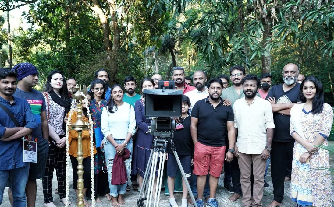 കൃഷ്ണൻകുട്ടി പണി തുടങ്ങി എന്ന ചിത്രത്തിന്റെ ലൊക്കേഷനിൽ നിന്നും