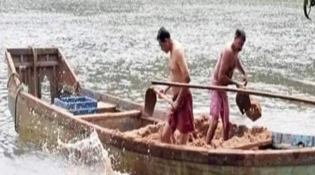 അനധികൃത മണല്‍ക്കടത്ത് പിടിക്കാന്‍ ആദൂര്‍ എസ്.ഐ. രത്‌നാകരന്‍ പെരുമ്പള തൊഴിലാളിവേഷത്തിലെത്തിയപ്പോള്‍ | ഫോട്ടോ: മാതൃഭൂമി