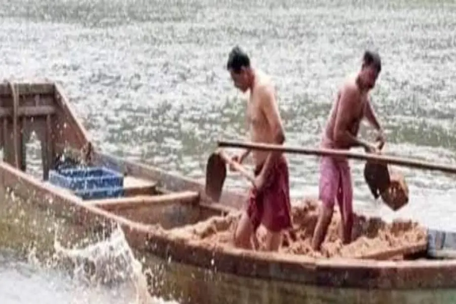 അനധികൃത മണല്ക്കടത്ത് പിടിക്കാന് തൊഴിലാളി വേഷത്തില് എസ്.ഐ; തോണികള് നശിപ്പിച്ചു