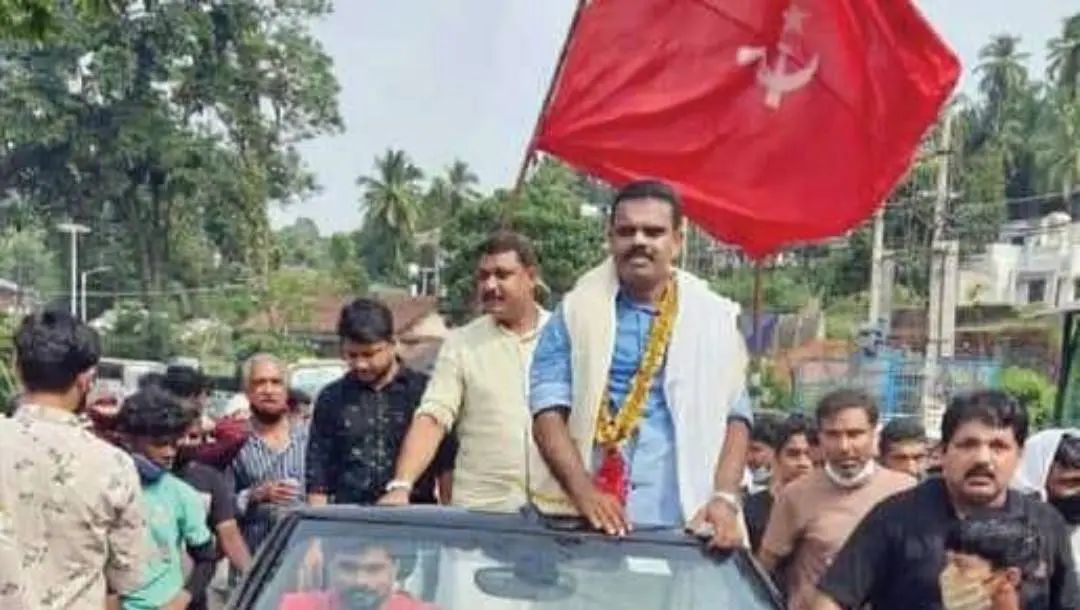സി.പി.എം പതാകയേന്തി കാരാട്ട് ഫൈസലിന്റെ ആഹ്ലാദ പ്രകടനം | ഫോട്ടോ: മാതൃഭൂമി