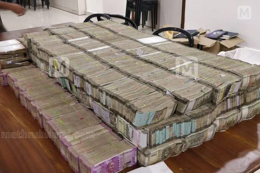 ബിലിവേഴ്സ് ചര്ച്ച് റെയ്ഡില് നാടകീയ സംഭവങ്ങള്: ഐ ഫോണ് തട്ടിപ്പറിച്ചോടി എറിഞ്ഞുടച്ച് വൈദികന്