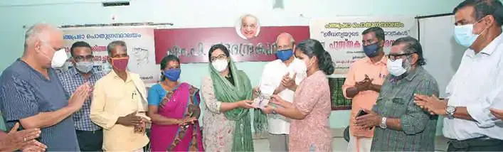 പത്മപ്രഭ പൊതുഗ്രന്ഥാലയത്തില് നടന്ന ചടങ്ങില് ശ്രീധന്യയുടെ വിജയയാത്രകള് എന്ന പുസ്തകം കളക്ടര് അദീല അബ്ദുള്ള, ഗായത്രി ശ്രേയാംസ്കുമാറിന് നല്കി പ്രകാശനംചെയ്യുന്നു. എം.വി. ശ്രേയാംസ്കുമാര് എം.പി, ശ്രീധന്യയുടെ അച്ഛന് സുരേഷ്, അമ്മ കമല, പി. ചാത്തുക്കുട്ടി, ഒ.കെ. ജോണി, ഗ്രന്ഥകര്ത്താവ് ടി.വി. രവീന്ദ്രന് തുടങ്ങിയവര് സമീപം