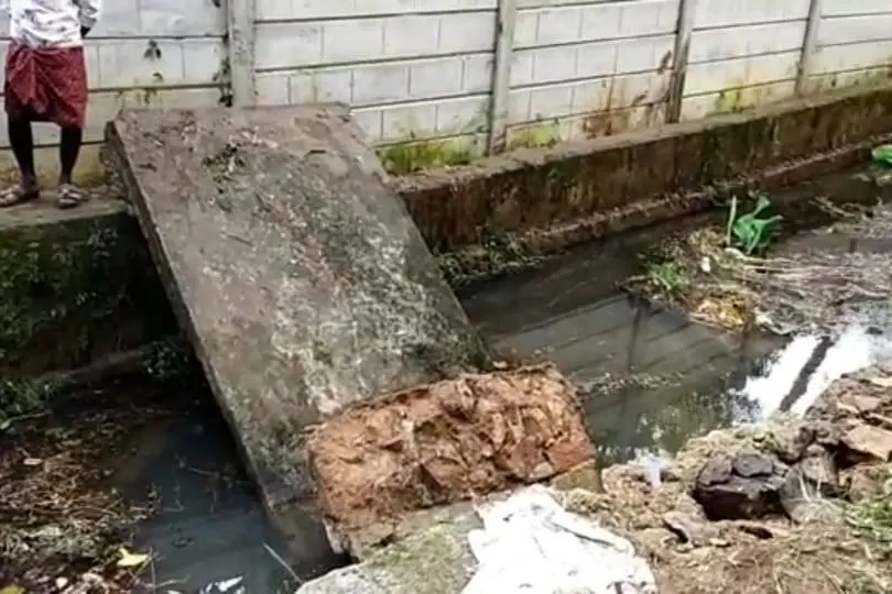 നടപ്പാലം തകര്ന്നുവീണ് തൊഴിലുറപ്പ് തൊഴിലാളികളായ ആറുസ്ത്രീകള്ക്ക് പരിക്ക്