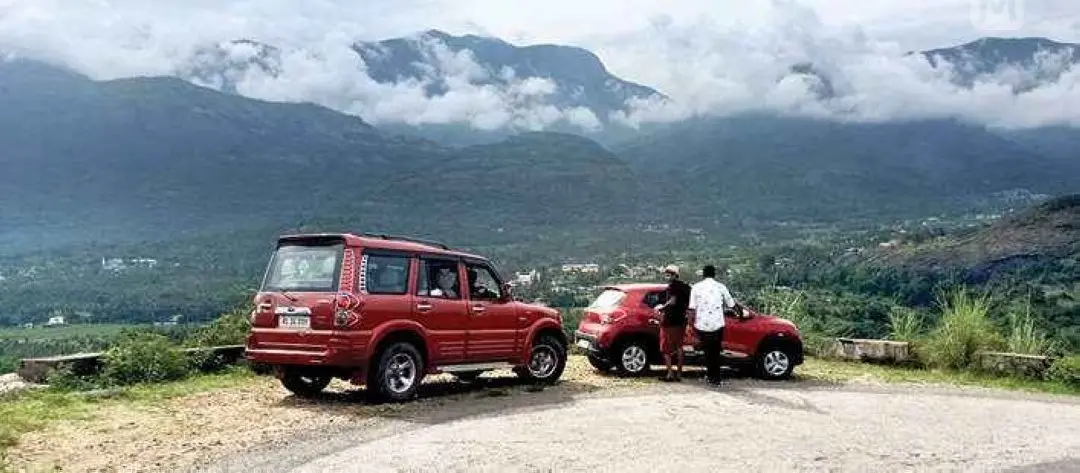 കാന്തല്ലൂര് ആനക്കോട്ടപ്പാറയ്ക്ക് സമീപം സഞ്ചാരികള്