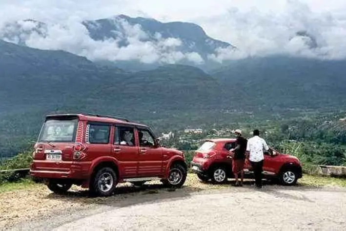 വരവേറ്റ് ആപ്പിള്‍ തോട്ടങ്ങളും വെള്ളച്ചാട്ടങ്ങളും, അഞ്ചുനാട്ടില്‍ സഞ്ചാരികളുടെ തിരക്ക്
