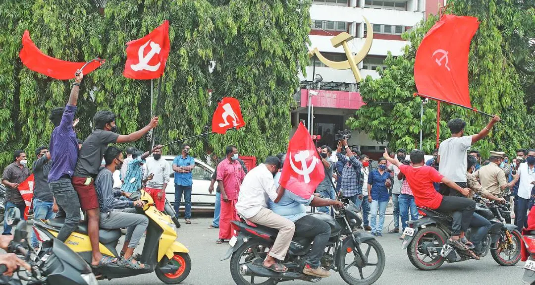 തദ്ദേശ തിരഞ്ഞെടുപ്പില് എല്.ഡി.എഫ് നേടിയ വിജയത്തില് തിരുവനന്തപുരത്ത് എ.കെ.ജി സെന്ററിന് മുന്നില് ആഹ്ളാദം പ്രകടിപ്പിക്കുന്ന പ്രവര്ത്തകര് (ഫയല്)| ഫോട്ടോ:മാതൃഭൂമി