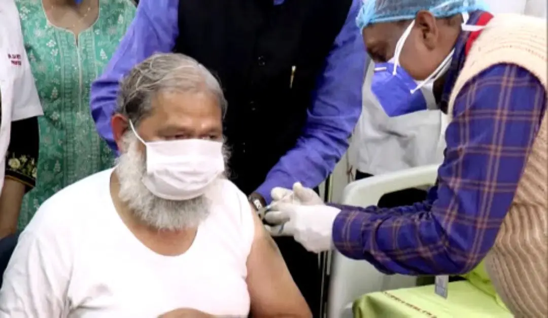 കോവാക്സിൻ ഡോസ് സ്വീകരിക്കുന്ന അനിൽ വിജ് | ഫയൽ ഫോട്ടോ :UNI
