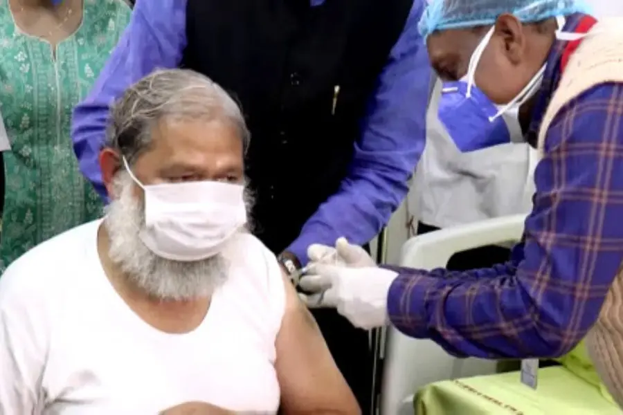 വാക്സിന് സ്വീകരിച്ച മന്ത്രിക്ക് കോവിഡ്; രോഗം ബാധിച്ച് ജഡ്ജി മരിച്ചു