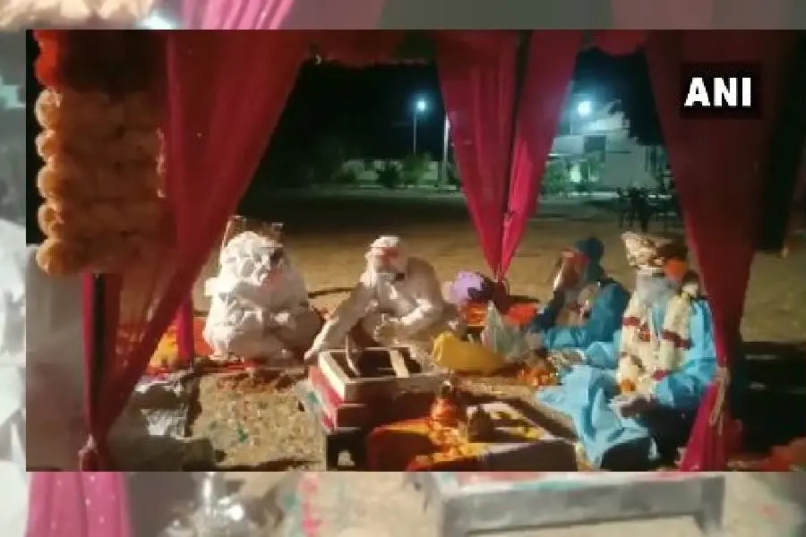 വധു കോവിഡ് പോസിറ്റീവായി, പിപിഇ കിറ്റ് വിവാഹ വസ്ത്രമായി