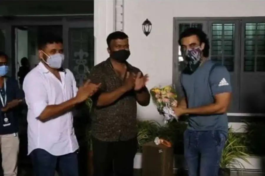 ആശുപത്രി വാസവും വിശ്രമവും കഴിഞ്ഞ് ടൊവിനോ ലൊക്കേഷനിൽ; വൻസ്വീകരണം