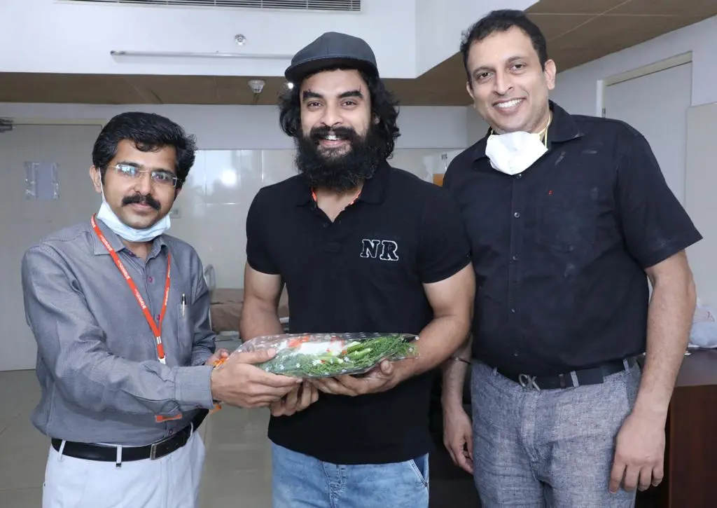 റിനെ മെഡിസിറ്റി വെെസ് പ്രസിഡന്റ് സിജോ.വി ജോസഫ്, ഡോ. മനോജ് കെ അയ്യപ്പത്ത് (സർജിക്കൽ ഗാസ്ട്രോളജിസ്റ്റ് ആന്റ് ലിവർ ട്രാൻസ്പ്ലാന്റ് സർജൻ) എന്നിവർക്കൊപ്പം ടൊവിനോ തോമസ്