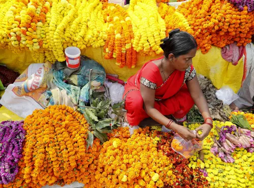 ദീപാവലിയോടനുബന്ധിച്ച് നടന്ന പൂക്കച്ചവടം, പ്രയാഗ് രാജില്‍ നിന്ന്  | Photo : AP