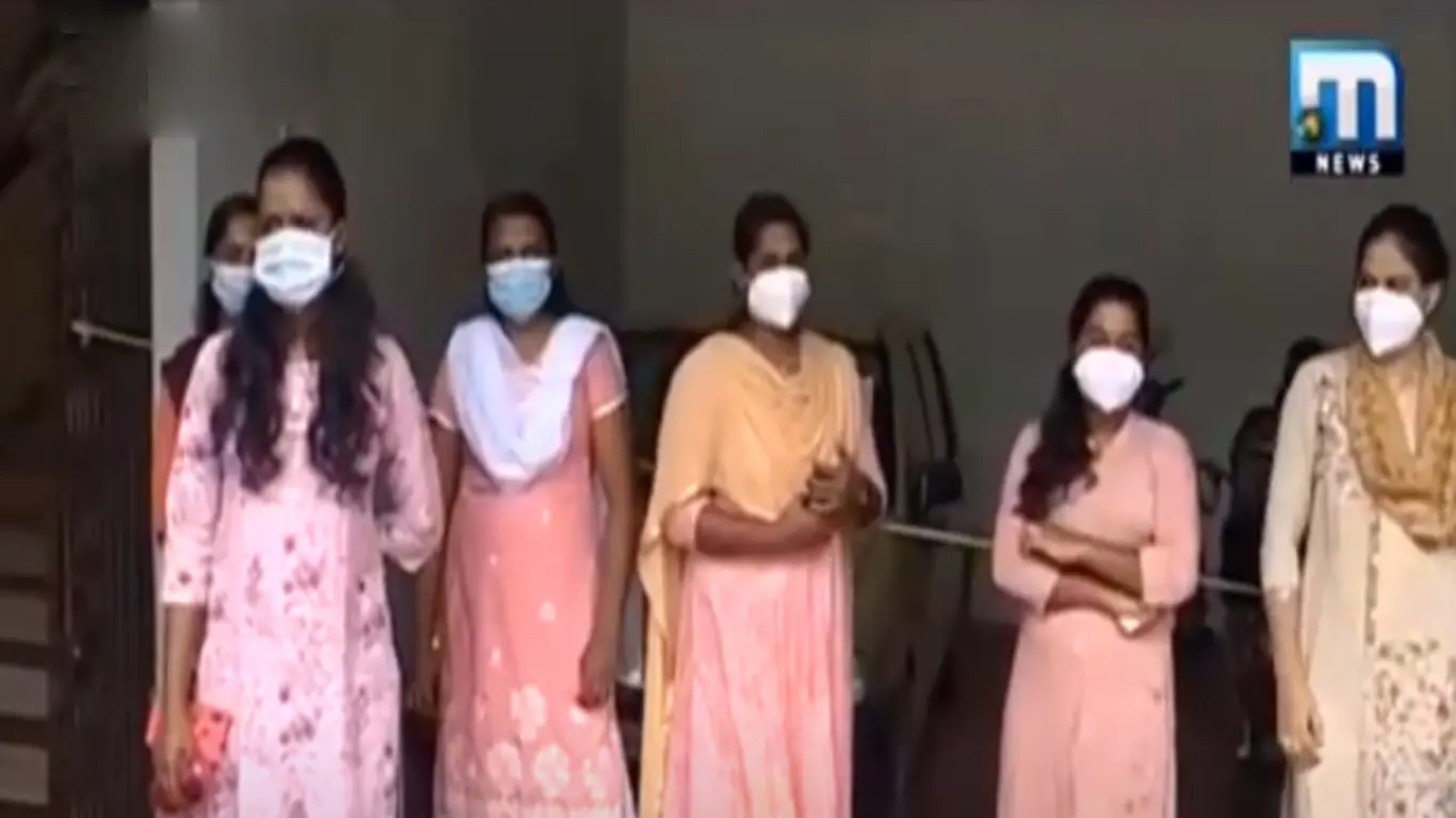 പാലക്കാട് ജില്ലാ ആശുപത്രിയില്‍ പ്രതിഷേധിക്കുന്ന നഴ്‌സുമാര്‍ | Screengrab: Mathrubhumi News