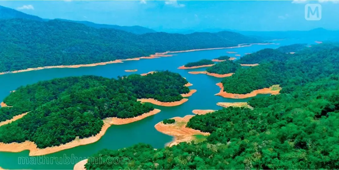 റോസ്മല വ്യൂ പോയിന്റിൽനിന്ന് പരപ്പാറിന്റെ വൃഷ്ടിപ്രദേശത്തെ കാഴ്ച | ഫോട്ടോ: മാതൃഭൂമി