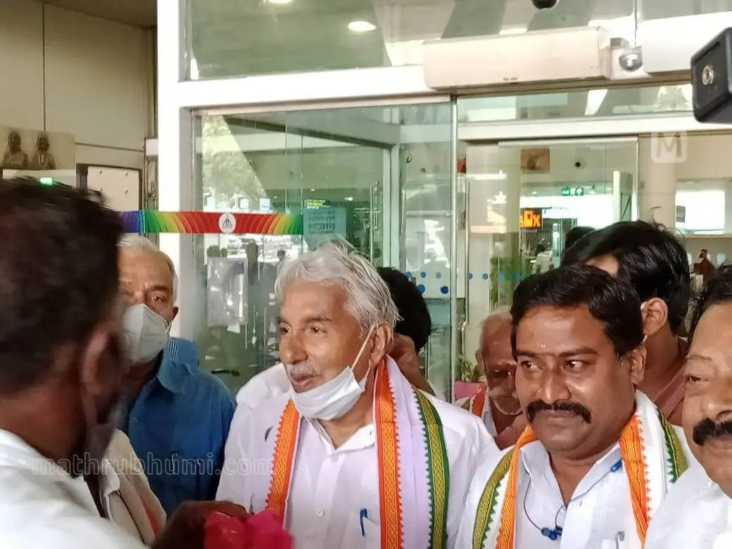 ഉമ്മന് ചാണ്ടി ചെന്നൈ വിമാനത്താവളത്തില് |ഫോട്ടോ:മാതൃഭൂമി