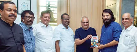 ജോസ് തെറ്റയില് രചിച്ച 'സിനിമയും രാഷ്ട്രീയവും' എന്ന പുസ്തകം എം.വി. ശ്രേയാംസ് കുമാര് എം.പി.ക്ക് ആദ്യ പ്രതി നല്കി മമ്മൂട്ടി പ്രകാശനം ചെയ്യുന്നു