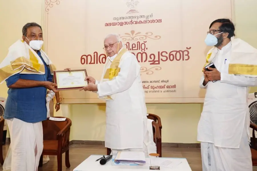 അക്കിത്തം പറഞ്ഞു: 'വി.ടിയ്ക്കും ഇടശ്ശേരിയ്ക്കും ലഭിക്കാതെ പോയ ബിരുദം അവര്ക്കുവേണ്ടി കൂടിയാണ് വാങ്ങുന്നത്'