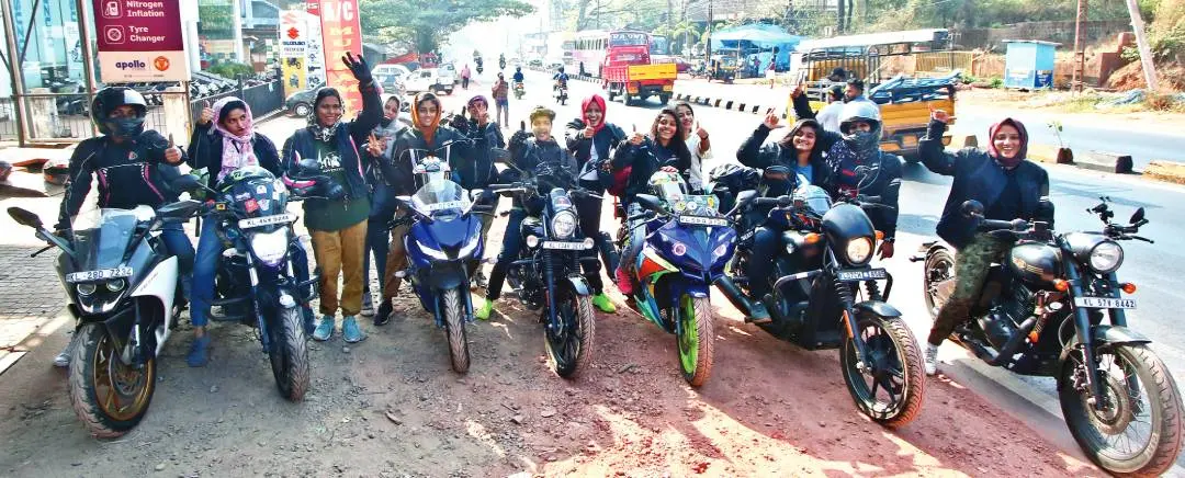വനിതാ ബൈക്ക് റൈഡേഴ്സ് ഗോവയിലേക്കുള്ള യാത്രയ്ക്കിടയില് കണ്ണൂരിലെത്തിയപ്പോള് | ഫോട്ടോ: മാതൃഭൂമി