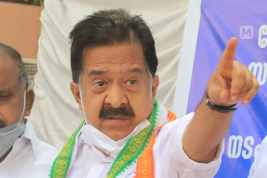 സല്യൂട്ട് നല്‍കേണ്ട കേരളത്തിന്റെ സൈന്യത്തെ കൊള്ളയടിക്കാനുള്ള നീക്കത്തിന് മാപ്പില്ല -ചെന്നിത്തല