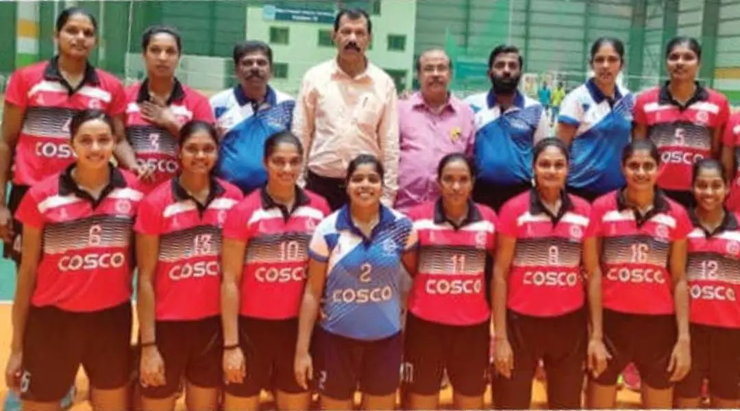 ദേശീയ വനിതാ വോളിബോള് കിരീടം നേടിയ കേരള ടീം, പരിശീലകനും ഒഫീഷ്യല്സിനുമൊപ്പം | Photo: Mathrubhumi