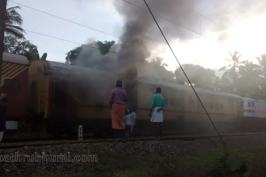 മലബാര്‍ എക്‌സ്പ്രസിലെ തീപ്പിടിത്തം: പാര്‍സല്‍ ഉദ്യോഗസ്ഥനെ സസ്‌പെന്‍ഡ് ചെയ്തു
