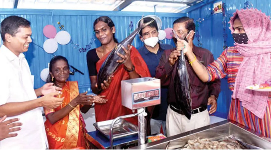 ട്രാന്സ്ജെന്ഡര് അതിഥി അച്യുതിന്റെ മീന് വില്പന കേന്ദ്രം ഉദ്ഘാടനത്തിനു ശേഷം മത്സ്യവില്പന നടന്നപ്പോള്. സിനിമാ താരം മോളി കണ്ണമാലി സമീപം